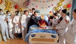 暖心！给病房里的百岁老兵过个特别生日