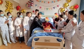 暖心！给病房里的百岁老兵过个特别生日